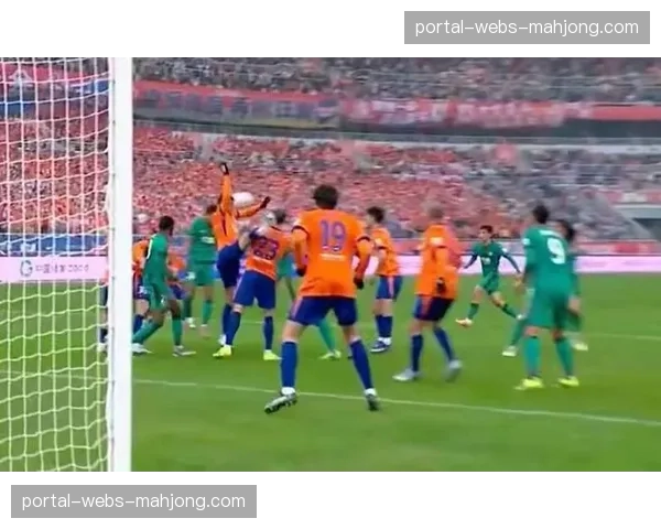 客场作战的山东泰山球迷在看台打出巨幅TIFO致敬球队