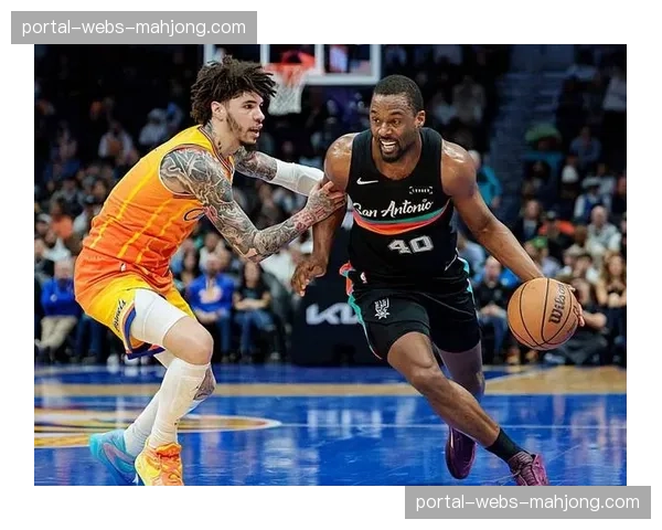 巴恩斯防守中意外扭伤手腕，马刺前场连续折损两员大将